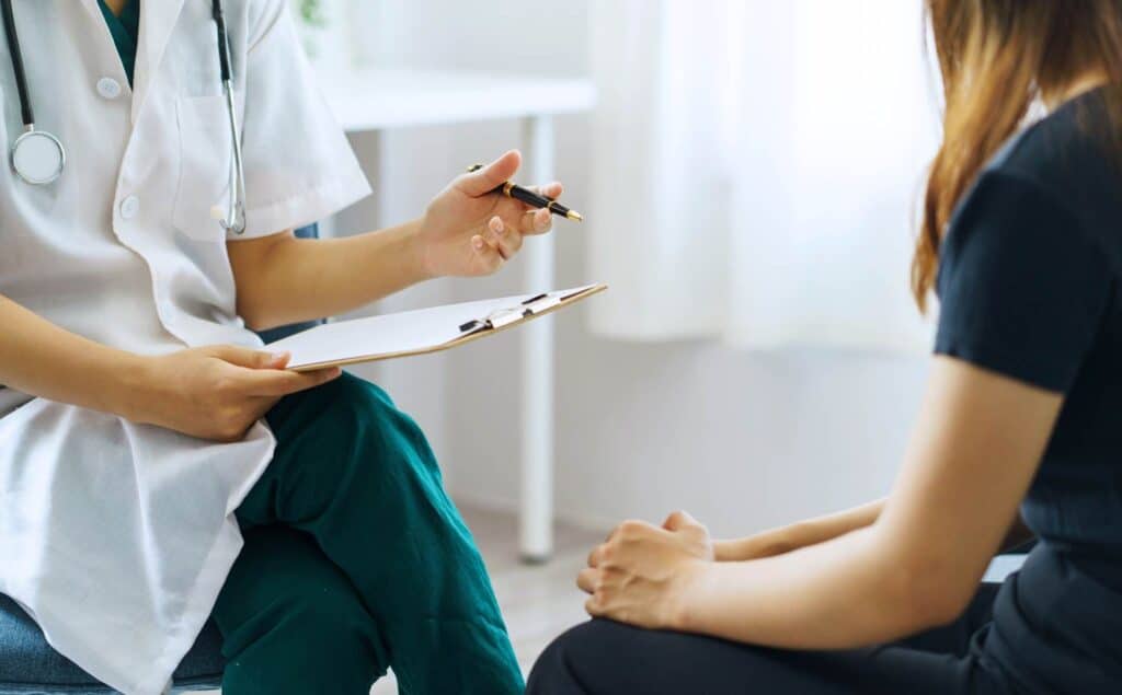 Clinician helping a young woman engaged in Philadelphia prescription drug addiction treatment.